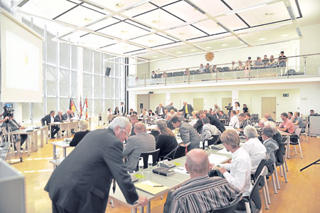 Mehr als die Hälfte der neuen Kreistagsabgeordneten sind neu, erklärt Landrat Harald Altekrüger, der sich eine konstruktive Sacharbeit von den Abgeordneten wünschte. Insgesamt hatte es 259 Bewerber gegeben Fotos: Mathias Klinkmüller