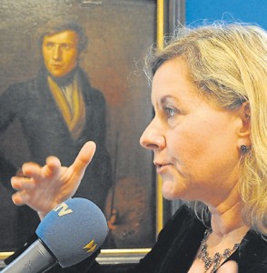 Beate Schneider, zehn Jahre Vorsitzende der Blechengesellschaft,  vor dem 2013 neu als Dauerleihgabe von der Ernst-von-Siemens-Kunststiftung erworbenen Selbstporträt Carl Blechens (um 1836)