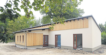Noch fehlt das einladende Umfeld, trotzdem freuen sich Erzieher und Kinder auf den Neubau für die Kleinsten im Waldorf-Kindergarten in der Briesener Straße. Die Jüngsten werden ab September einziehen. Zwei Gruppen mit je zehn Kindern bis drei Jahre werden dann hier spielen, lernen und sich ausruhen können. Einige Plätze sind noch frei