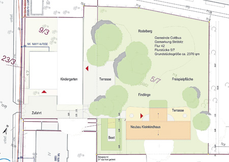 Der Lageplan mit den Außenanlagen, die ebenfalls noch schick gemacht werden. Braun (unten) ist das Kleinkindhaus dargestellt, Weiß (links) ist das Haupthaus zu erkennen. Die Spielbereiche mit Rodelberg, Spielplatz und Beet gibt es schon, der Neubau wird mit den Terrassen und neuem Grün darin eingefügt Grafik: Planungsgruppe Prof. Sommer