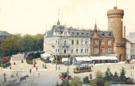 Selten kommt die Handkoloratur einer Ansichtskarte der Wirklichkeit so nahe, wie diese aus dem Cottbuser Druckhaus Nitschke. Sie erschien 1912, Antwort B traf also zu