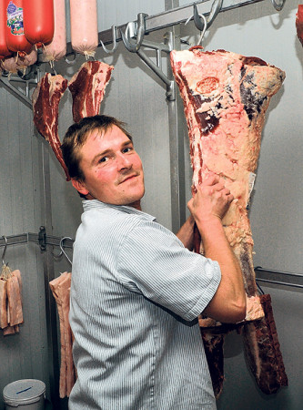Karsten Lehnigk ist Fleischermeister in fünfter Generation. An der Berliner Straße ist das Familienunternehmen im kommenden Jahr bereits seit 90 Jahren zu finden 