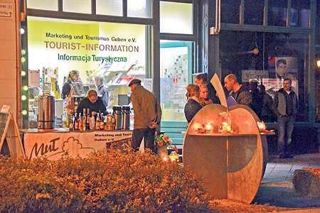 Auch die Tourist-Info in der Gasstraße beteiligt sich am Langen Altstadtsamstag. Am Stand gibt es Kunsthandwerk, Gefilztes, Glasgravur und allerhand Selbstgemachtes als Gubener Souvenirs. Diese sind nicht nur etwas für Gäste Foto: MUT Guben e.V.