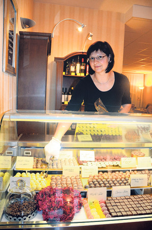Yvonne Bischoff reicht im Café Kreuztor handgefertigte Pralinen zur Kaffeespezialität. Diese eignen sich aber auch als kleine Aufmerksamkeit zum Verschenken