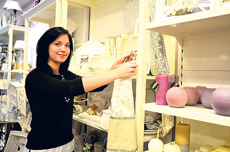 Verkäuferin Jasmin Kellner berät im „Pink & Home“ zum breiten Wohnambiente-Sortiment. Kunden haben die Wahl - vom Kuschelkissen über Gardinen bis zum schicken Geschirr hin zu thematischen liebevoll zusammen gestellten Geschenkideen 