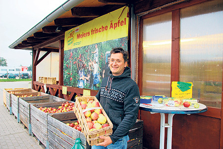 Henri Meier präsentiert die frischen, knackigen Äpfel von der heimischen Plantage. Im nächsten Jahr will der 39-Jährige seine Meisterprüfung im Obstbau bestehen  Foto: T. Richter-Zippack 