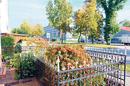 Auch die gepflegten Vorgärten prägen das Straßenbild. Im Hintergrund wird die Ausbildungswerkstatt der Deutschen Bahn saniert. Auch die Nutzung wurde so erweitert