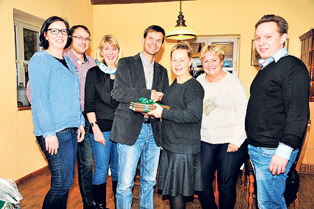 Geschäftsführerin Petra Heinrich bedankte sich bei Jens Haberland mit den gebundenen Magazin-Jahrgängen seiner Chefredakteurszeit. Mit dabei Weggefährten, die über zehn Jahre im Unternehmen tätig sind: Stephanie Bau, Jörn Krause, Sylke Kilian und Bettina Müller sowie Juniorchef Frank Heinrich Foto: Hnr.