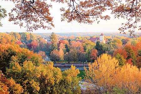 Spremberg bietet gerade jetzt im Herbst ein wunderschönes Ambiente. Der Blick vom Georgenberg hinunter in die Stadt sowie auf die buntgefärbten Hänge ist einfach traumhaft Foto: trz