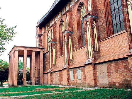 Königsberger Dom mit dem angelehnten Kant-Grabmal, das im Krieg unversehrt blieb. Im Dom liegt der acCottbuser Bürgermeistersohn und Reformator Johannes Briesmann begraben Foto: Jürgen Heinrich 