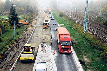 Laut dem Landesbetrieb Straßenwesen liegen die Arbeiten an der Sedlitzer Ortsdurchfahrt zur Zeit im Plan Foto: T. Richter-Z.