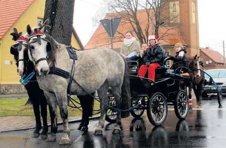 Wie die Proschimer Weihnachtskutsche wird wohl auch der Weihnachtsmann am Heiligabend auf Rädern statt auf Kufen unterwegs sein Foto: T. Richter-Zippack