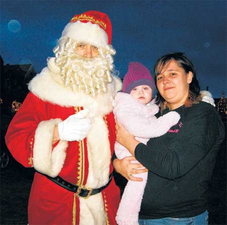 Die kleine Maja-Sophie hat keine Angst vorm Weihnachtsmann. Sie freut sich darauf, wenn der Bärtige am Heiligabend die Geschenke bringt Foto: Ute Richter