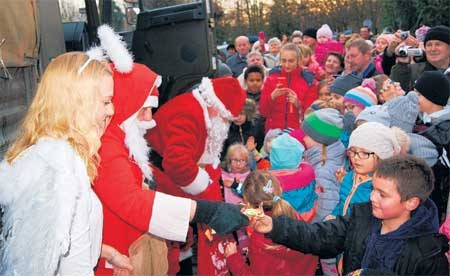 icht umringt waren der Weihnachtsmann, der Nikolaus und der Engel bei ihrer Ankunft auf dem Platz vor Gubens Stadt- und HauptkircheFoto: Ute Richter