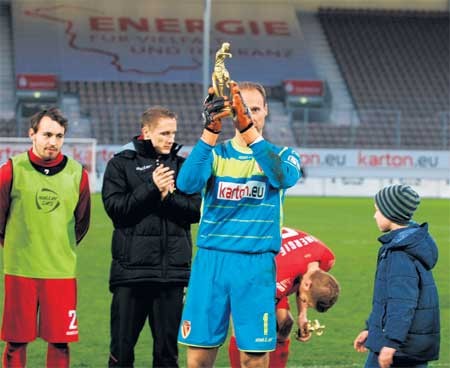 Energie-Torwart Rene Renno wurde während des letzten Heimspiels 2015 als „Energie-Fußballer des Jahres“ geehrt. Der 36-Jährige rettete den Lausitzern in der Hinserie so manchen Punkt. Jetzt hofft das Team natürlich, dass sich der Schlussmann auch 2016 wieder als Torkiller erweist Foto: Torsten Würfel