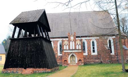 Eine lebhafte Geschichte hat der Glockenstuhl der Kolkwitzer Kirche hinter sich. Heute zählen diese drei Glocken zu den wenigen der Region, die noch per Hand geschwungen werden