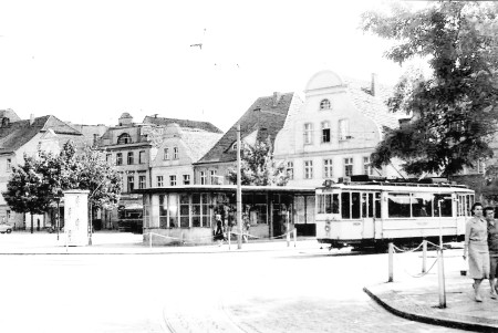 Weil die Türen hier zu, also auf der Gegenseite folglich offen sind, kann diese Bahn nur Richtung Sandow, nicht in Richtung Sprem fahren. Da sind sich die Experten alle zweifelsfrei einig