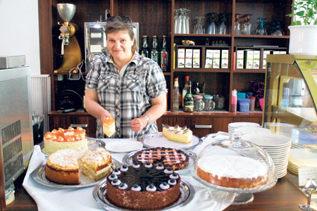 Im „Café maximum“ kann man leckere Torten, eigene Eiskreationen und duftenden Kaffee genießen. Kathrin Jainz und Sabine Noack (Foto) fertigen die schönsten Torten auch nach eigenen Wünschen und mit ganz persönlicher Widmung für Familienfeste und Jubiläen an	Fotos: BeWe