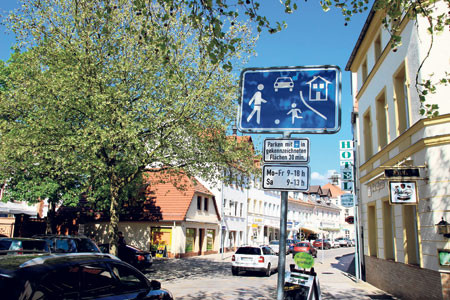 Das Schild am Hotel „Zur Post“ ist eindeutig: In der Langen Straße gilt Schrittgeschwindigkeit Foto: T. Richter-Zippack