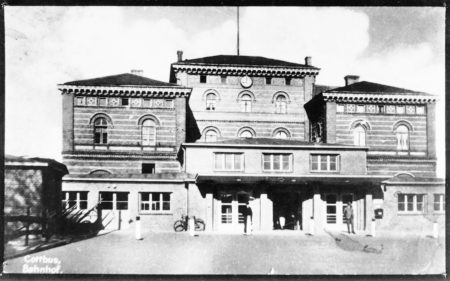 In unserer letzten Ausgabe hatten wir das historische Cottbuser Bahnhofsgebäude erreicht