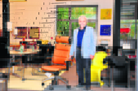 Klaus Schmiedchen hat in Cottbus und weit darüber hinaus Möbel-Geschichte geschrieben. 1976 gründete er in drei angemieteten Barackenräumen einen volkseigenen Betrieb. Heute realisiert sein privates Unternehmen, das er zu 50/50 mit seinem Sohn Sylvio und 14 Mitarbeitern betreibt, jährlich fünf Millionen Euro Umsatz. Ob BTU-Professoren, Vattenfaller, Ärzte aus dem Thiem-Klinikum oder Fachleute aus der Altenpflege - im 2002/03 eingerichteten Muster-Pavillon An der Pastoa und direkt im jeweiligen Unternehmen findet sich für jeden Anspruch die perfekte Lösung an Möbeln und Gestühl Foto: J. Heinrich