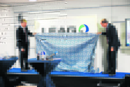 In feierlichem Rahmen enthüllten EPH-Vorstand Jan Springl (l.) und der neue Chef der Lausitzer Kohlewirtschaft, Dr. Helmar Rendez, den neuen Namen LEAG Fotos: T. Richter-Zippack