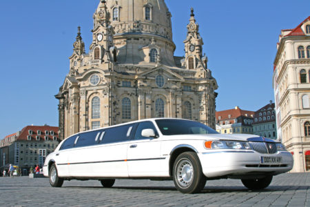 Mit solch einer Strechlimousine, hier vor der Dresdner Frauenkirche, wird jede Hochzeitsfeier zu einem Hingucker Foto: Frank Joel