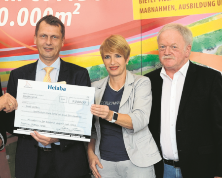 Am Dienstag bekam der Cottbuser Oberbürgermeister Holger Kelch (l.) durch die Ministerin für Wissenschaft, Forschung und Kultur, Dr. Martina Münch, den Titel „Sportlichste Stadt Brandenburgs“ verliehen. 5000 Euro Preisgeld wandern in die Stadtkasse. Auch Wolfgang Neubert (r.) als Präsident des Landessportbundes und Leiter der Lausitzer Sportschule freute sich über diesen TitelFoto: Mathias Klinkmüller