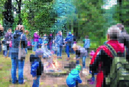 Kinder freuen sich über ihre selbstgegrillten Würstchen, Eltern freuen sich, heute nicht kochen zu müssen. Gemeinsam genießen sie aber die gemütliche Atmosphäre am Lagerfeuer im Tetiärwald Foto: Parkeisenbahn Cottbus