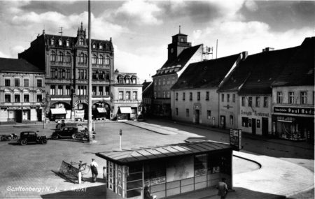 Blick auf den Senftenberger Markt mit den Rathäusern vor geschätzten 60 Jahren Archivfoto: CGA-Verlag