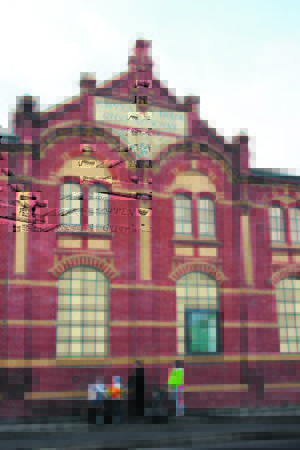  Ein prächtiges Gebäude in der Berliner Straße ist die einstige Pappenfabrik von Unternehmer Gustav Nitschke. Heute werden dort keine Pappen mehr produziert, dafür aber dennoch Umsatz. Denn schon seit Jahren hat sich dort ein kleines Einkaufszentrum etabliert