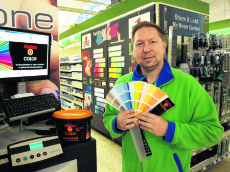 Alexander Gerlach vom RHG Bau- und Gartenmarkt hat für jeden Handwerker die passenden Farben parat Foto: J. Schötz