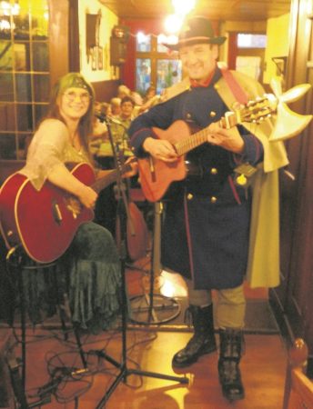 Sängerin Chris Lunatis und Nachtwächter Kulke (Hagen Rittel) bildeten beim Liederstübchen ein klasse Team Foto: privat