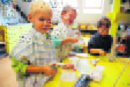  Die Kinder in der Kita „Entdeckerland“ in der Lauchhammerstraße dürfen sich im Bastelraum richtig austoben. Aus Recyclingmaterial werden dort die tollsten Sachen gebaut. Hier werkeln Marc, Timo und Oliver an einem Hubschrauber und an zwei Schiffen
