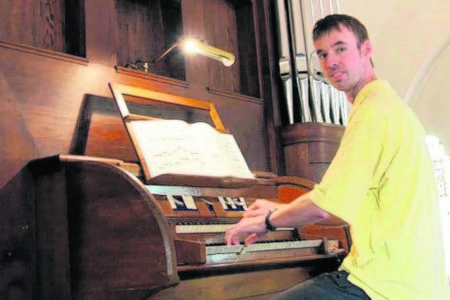 Zum 100. Todestag des Orgelbaumeisters Wilhelm Sauer wird auch die Gubener Sauer-Orgel am Samstag erklingen. Für den Musikgenuss sorgt der Organist Sebstian Erdmann Foto: privat