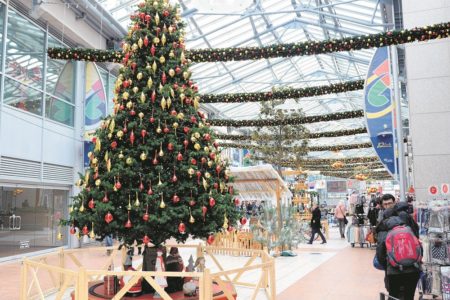 Sehr geschmackvoll gestaltet präsentiert sich wieder die Spreegalerie. Fast jeder Besucher verlangsamt seinen Schritt gleich vorn an der „Glasmanufaktur“, wo fröhliche Wichtel eifrig werkeln. Samstag startet hier das Weihnachtsprogram. Um 10 Uhr wird der Weihnachtsmann erwartetM.K.