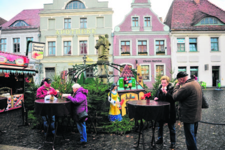 Das zeichnet den Cottbuser Weihnachtsmarkt vor allen anderen aus, die wir kennen: Rund um Glühwein-, Bratwurst- und Zuckernussanbieter laden in den wunderschönen Altmarkthäusern Fachhändler in ihre schicken Läden zum Einkauf hochwertiger Ware ein. Welch eine Kulisse!      Hnr.