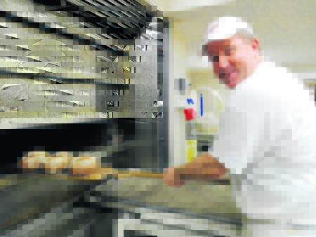 Extra zum bevorstehenden 750-jährigen Jubiläum der Stadt Ruhland kreierte der Bäckermeister Sven Jacobi ein Festbrot in  seiner Traditionsbäckerei Foto: Axel Matz