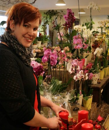 „BlütenWERK“-Chefin Franziska Käßner kann ihren Kunden die ersten Adventskränze anbieten Fotos: bw