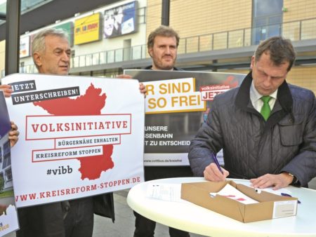 Am Donnerstag gab der Cottbuser Oberbürgermeister Holger Kelch (r.) seine Unterschrift bei der Volksinitiative gegen die Kreisreform ab Foto: Carolin Harz