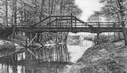 Forst. Brücke zwischen Rosengarten und Wehrinsel