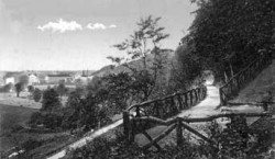 Spremberg: Spazierweg am Georgenberges mit malerischem Holzgeländern
