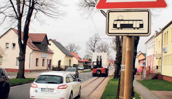 Cottbus: Mit dem Auto auf der Bahntrasse unterwegs