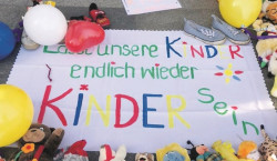 Spielerische Corona-Protest besorgter Eltern in Senftenberg