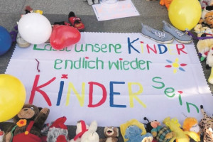 Spielerische Corona-Protest besorgter Eltern in Senftenberg