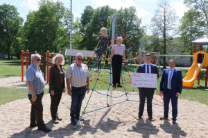 Sparkasse Spree-Neiße weiht  neues Klettergerüst in Schacksdorf ein