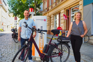 Kostenlose Akkuladestation für Elektrofahrräder vor Forster Touristinformation