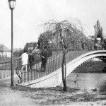 Bilder aus dem alten Senftenberg: Durch die Bogenbrücke fuhren Boote