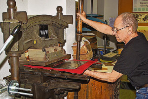 Cottbus: Handwerksmeister fertigt goldenes Buch