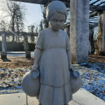 Mädchen-Skulptur bald wieder im Forster Rosengarten zu sehen